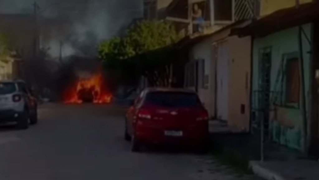 Incêndio em carro na Rua Caraíva assustou moradores e mobilizou bombeiros ontem