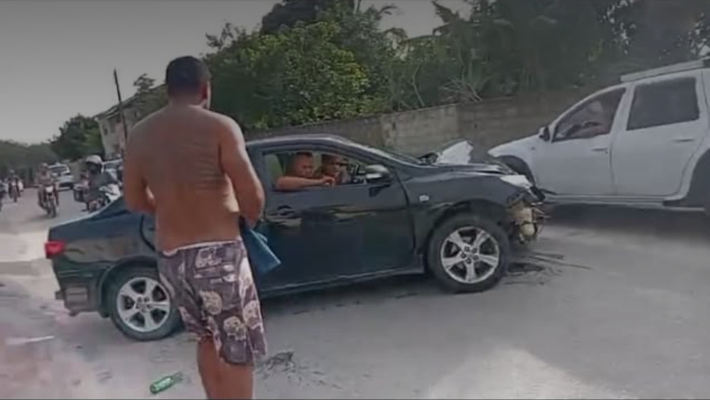 Corolla em alta velocidade destrói carro estacionado e ocupantes fogem do local